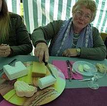 Un plateau de fromage servi au repas.