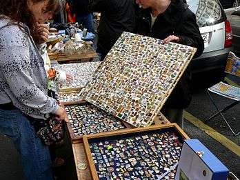 Un vendeur de Pin's sur un vide-grenier parisien en 2009