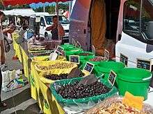 Stand d'olives sur un marché provençal