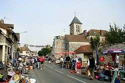 Brocante dans la Grand'Rue de Villiers-en-Désœuvre