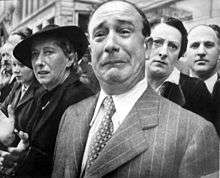 Homme en pleurs assistant en 1941 à Marseille au départ des drapeaux des Régiments dissous vers l'Afrique du Nord.