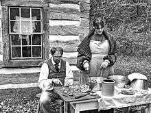 Reconstitution d'une scène de fabrication du fromage de tête en 1845, dans le Wisconsin, par un couple venu de Norvège.