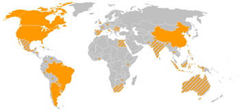 Zones de culture d'OGM végétaux en 2005 ; En orange, les 5 pays cultivant plus de 95 % des OGM agricoles commercialisés en 2005, en hachurés, les autres pays commercialisant des OGM en 2005. Les points désignent les pays autorisant des expérimentations en plein champ