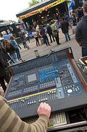 Console façade dans la régie d’un concert en plein air.