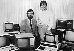 盖茨和艾伦和IBM签定合同后合影