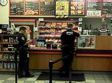 在美国等北美国家，吃甜甜圈的警察的形象，已成了既定的刻板印象之一