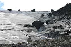 冰川运输巨石，当冰川退却时，巨石便会沉积于离其发源地极远的新位置
