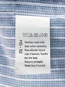 衬衫上的洗衣标示，最左的图标代表该衣物可用洗衣机（水温摄氏30度及以下）中清洗