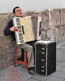 街头手风琴演奏者，拍摄于厄瓜多尔尔基多历史悠久的中心区的一条街道。