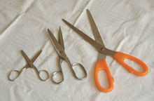由左到右：剪布剪刀、厨房剪刀、剪纸剪刀